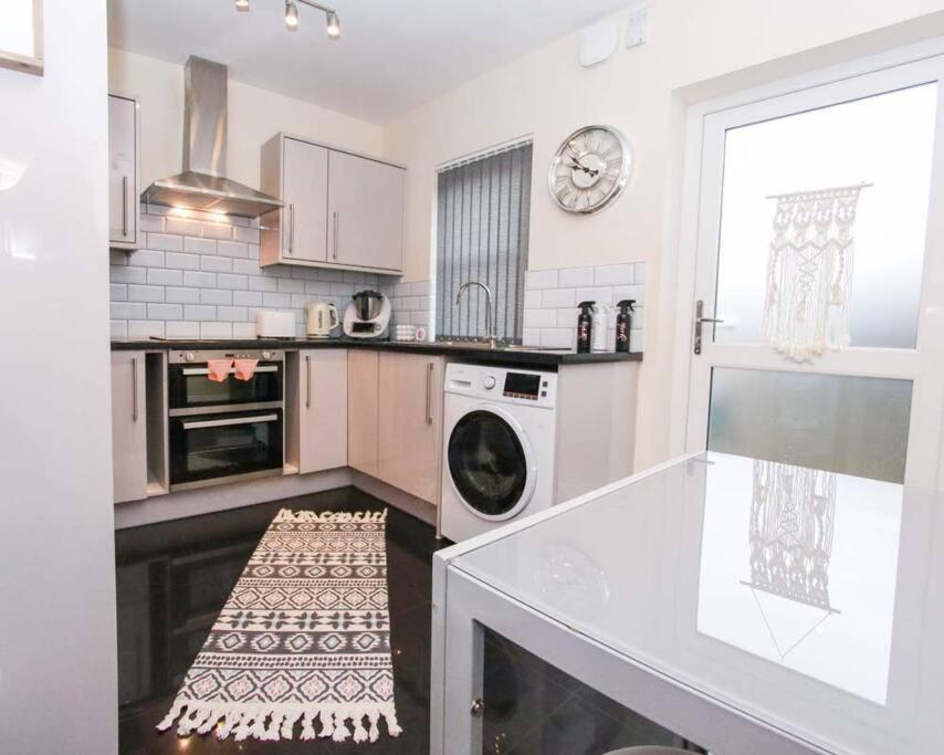 No25-Luxe Living Guest House- 2 Bed-Wifi-Free Parking-City- Beach Swansea Exterior foto