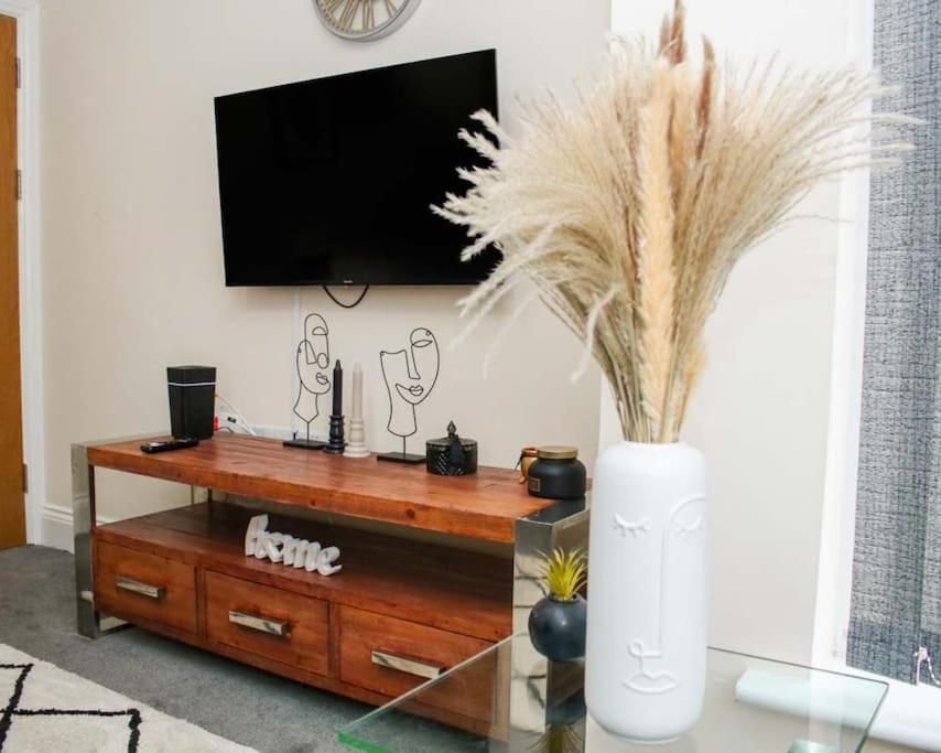 No25-Luxe Living Guest House- 2 Bed-Wifi-Free Parking-City- Beach Swansea Exterior foto