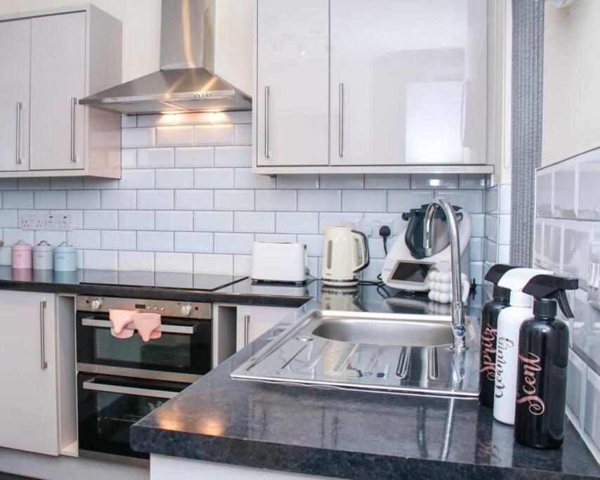 No25-Luxe Living Guest House- 2 Bed-Wifi-Free Parking-City- Beach Swansea Exterior foto